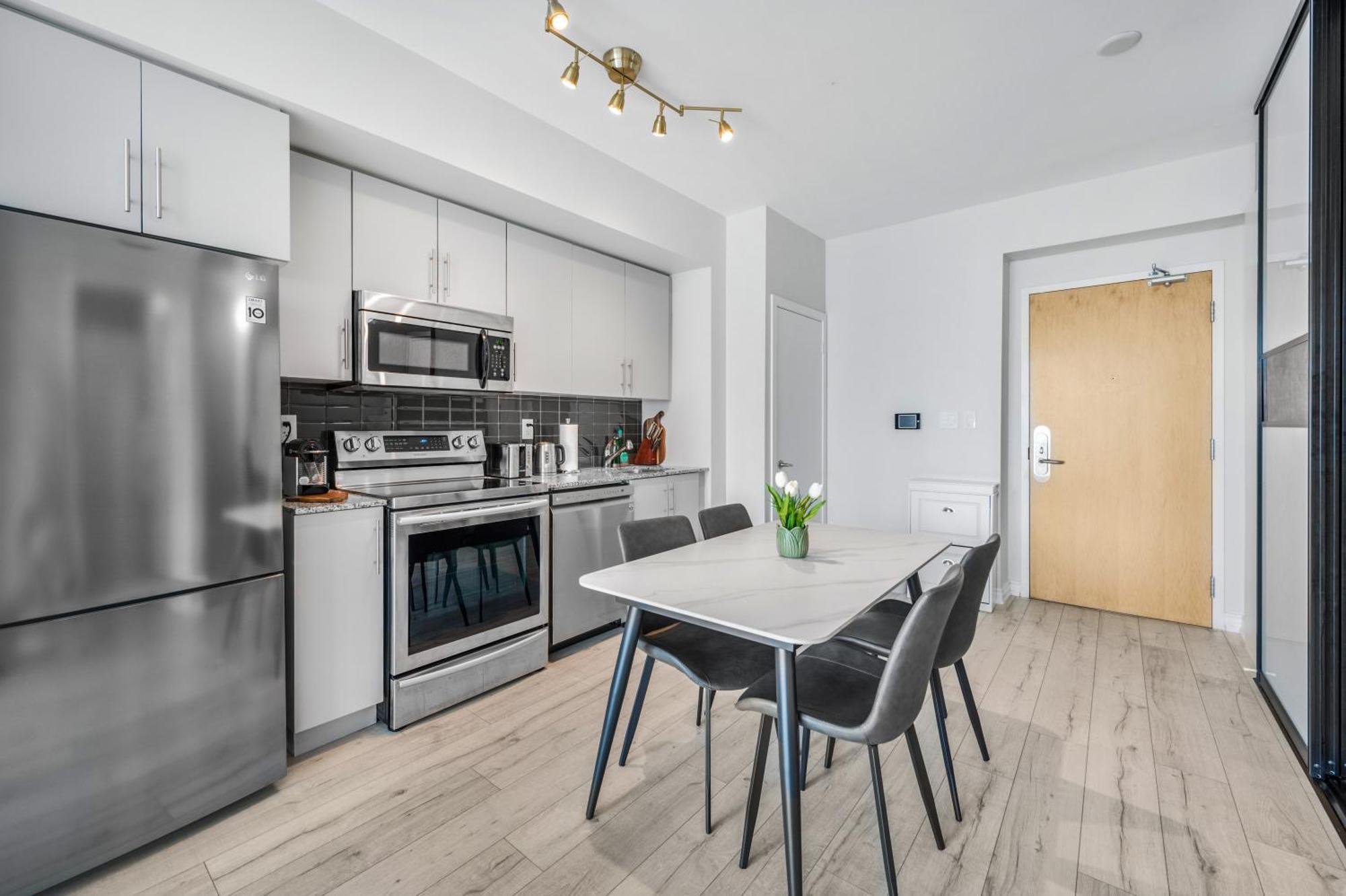 Luxury Downtown Toronto 2 Bedroom Suite With City And Lake Views And Free Parking المظهر الخارجي الصورة